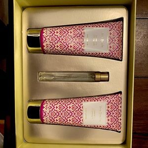 Vera Bradley Appleberry Champagne Gift set